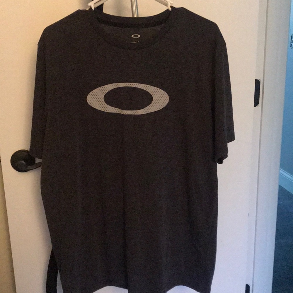 Oakley T-shirt